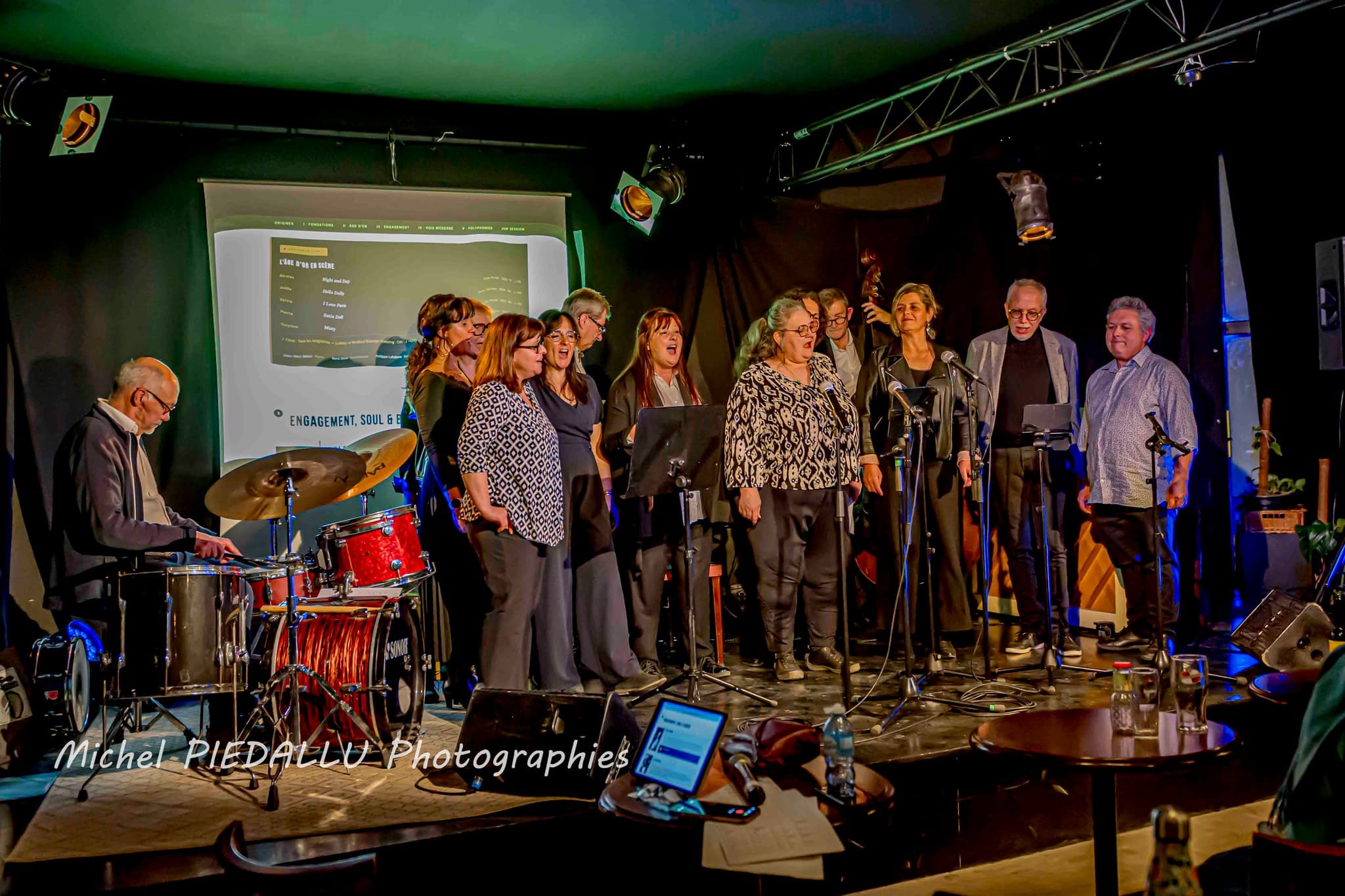 Stage jazz vocal