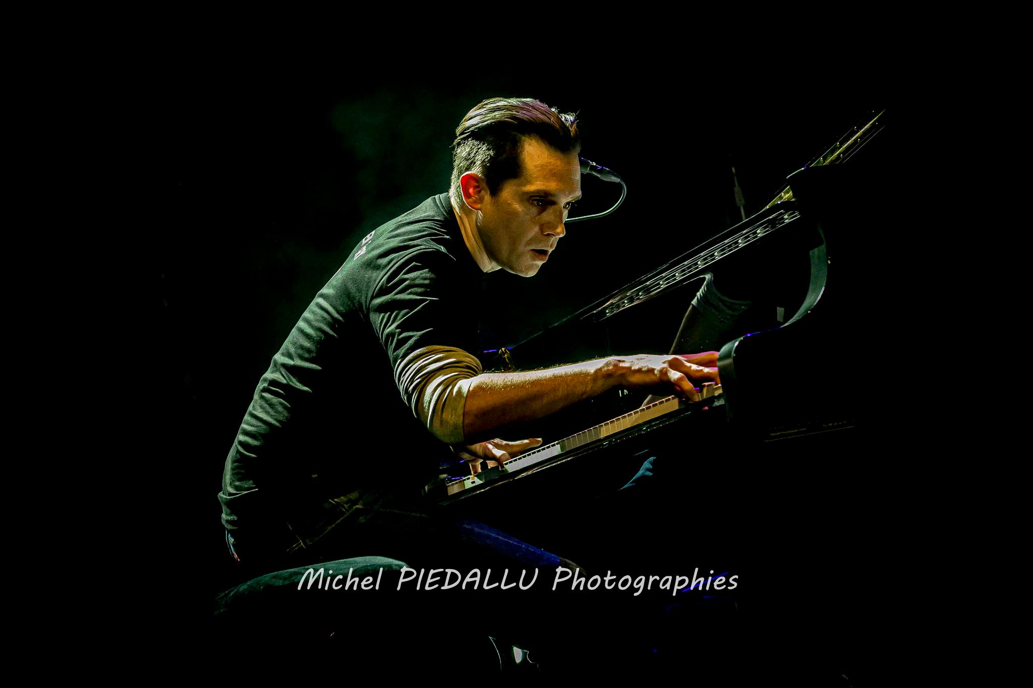 Ben Toury au piano — photographie de Michel Piedallu