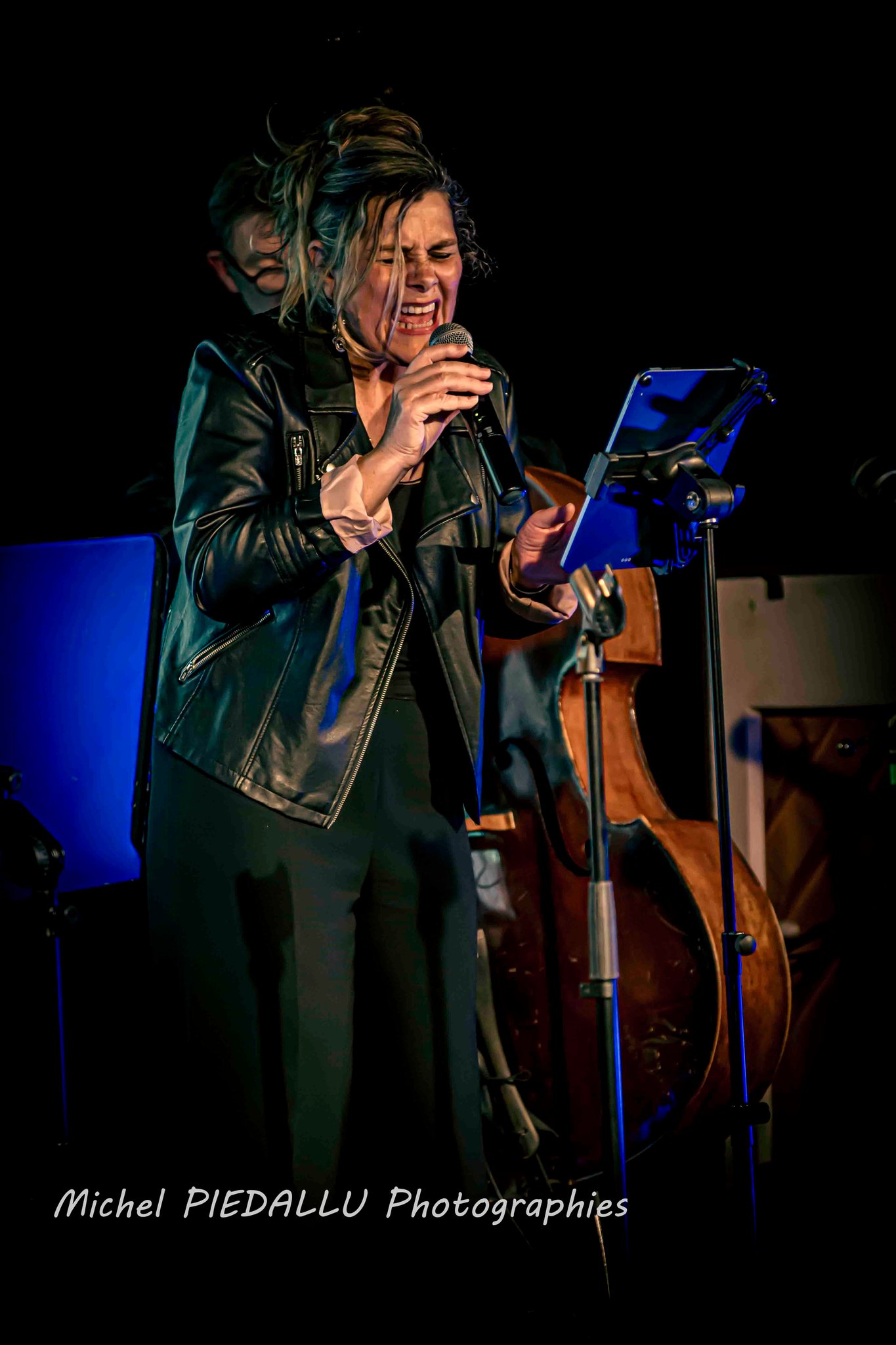 Olivia Berthelot au chant — photographie de Michel Piedallu