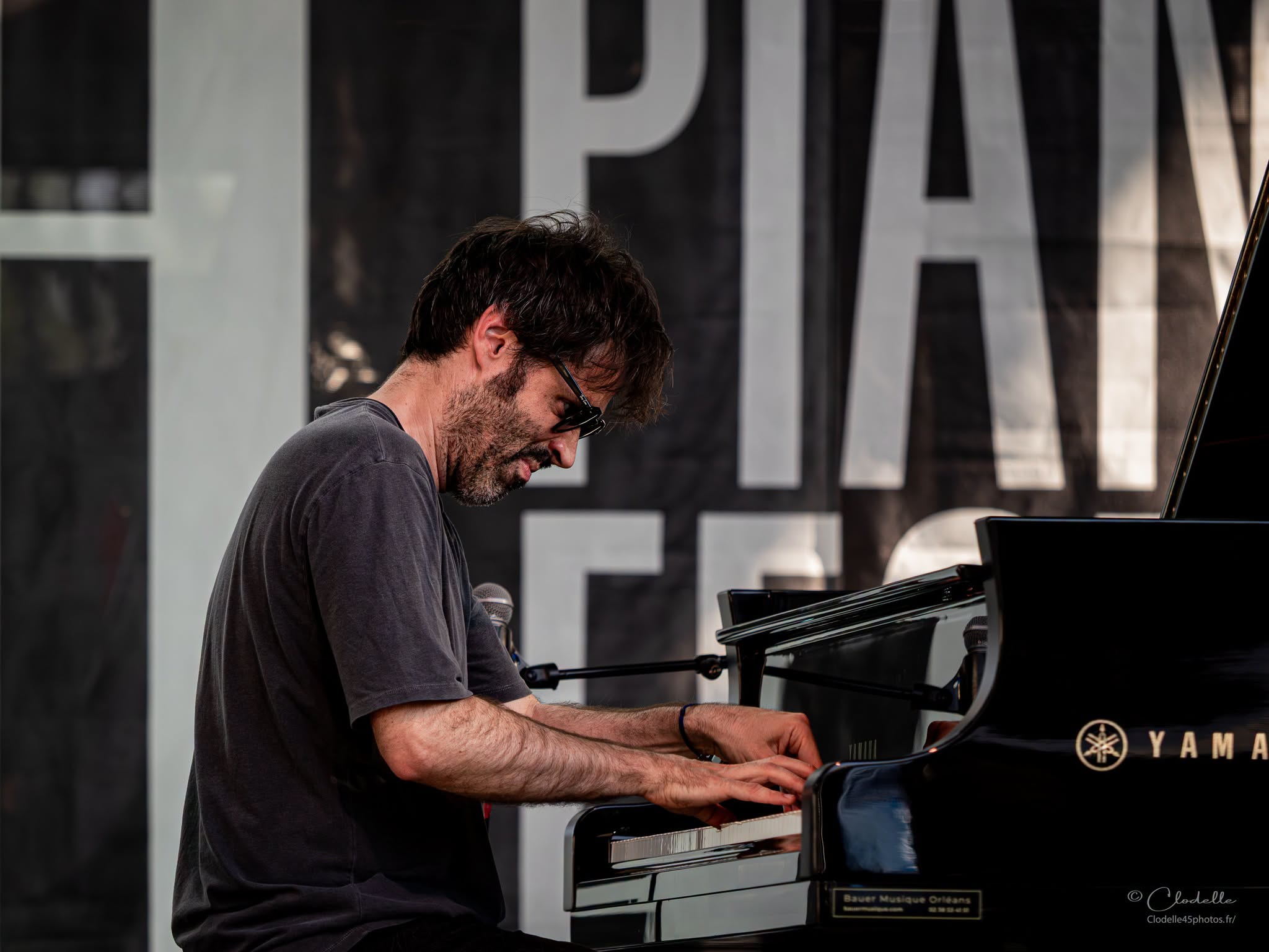 Paul Lay au piano sur la scène du Grand PianO Festival 2026, Orléans — photo Clodelle