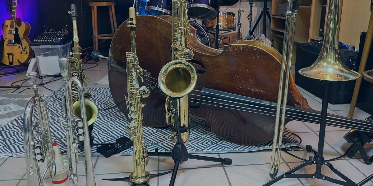 Instruments de jazz réunis sur scène : saxophones, contrebasse, trompettes, trombone